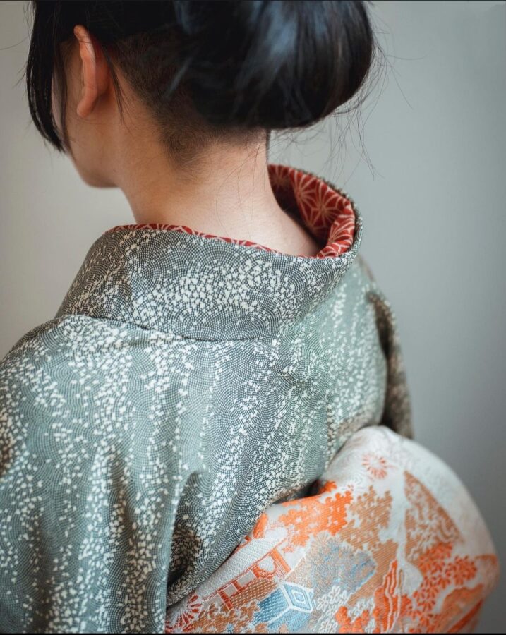 Photo du col d'un kimono japonais vintage en soie à motifs de sakura