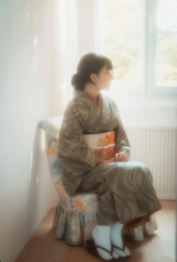 Photo d'une femme assise portant un vrai kimono japonais en soie