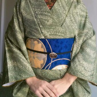 Photo d'un vrai kimono japonais en soie peint de fleurs de sakura
