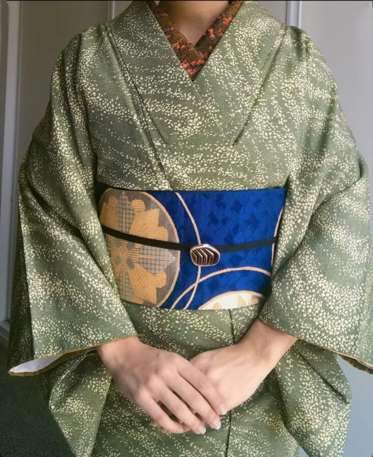 Photo d'un vrai kimono japonais en soie peint de fleurs de sakura