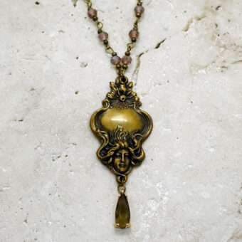 Collier vintage à médaillon gothique et perles en verre