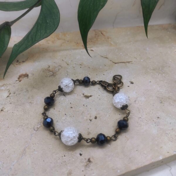 Bracelet en verre noir et pierres semi-précieuses de cristal