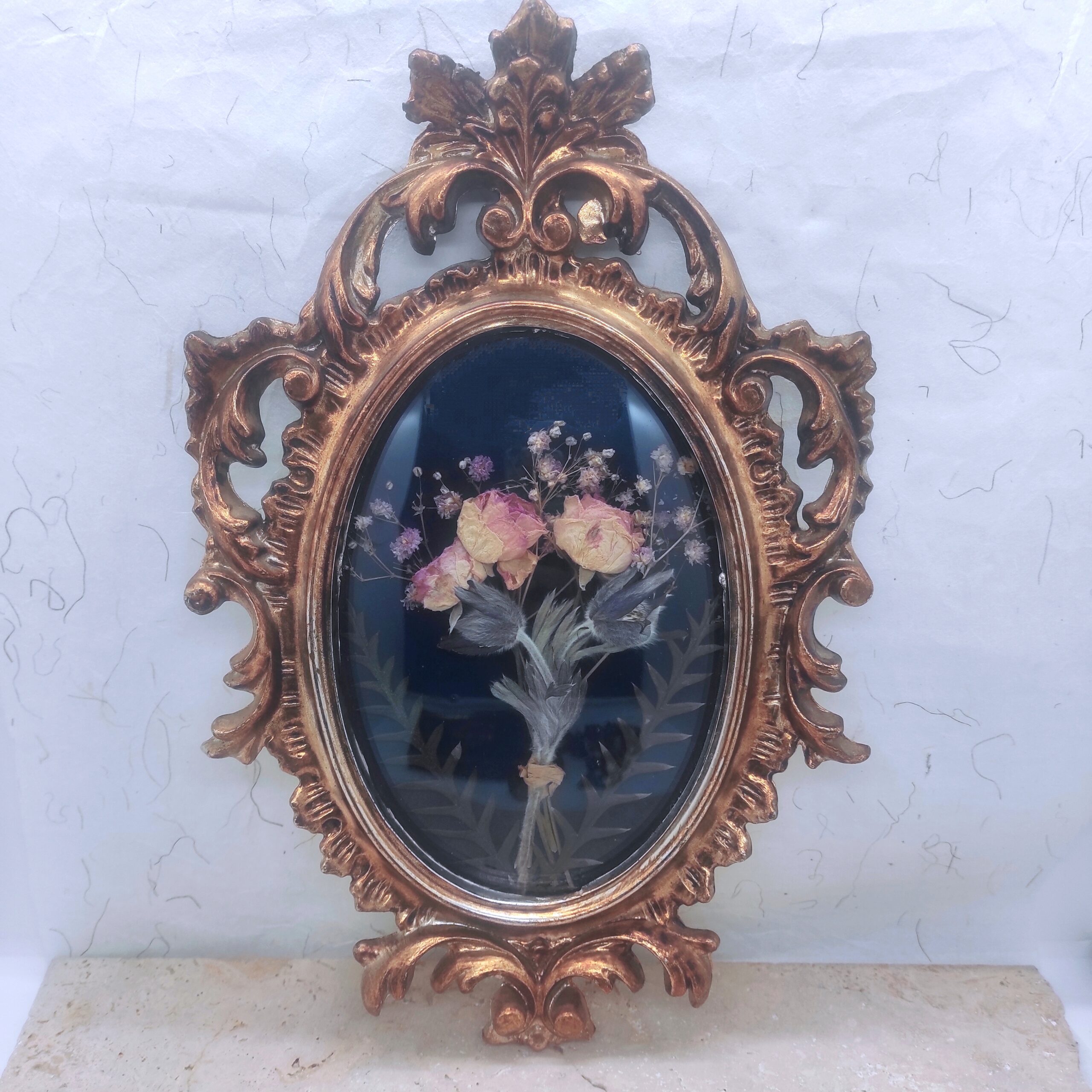 Cadre herbier en verre bombé vintage composé d'un bouquet de fleur séché
