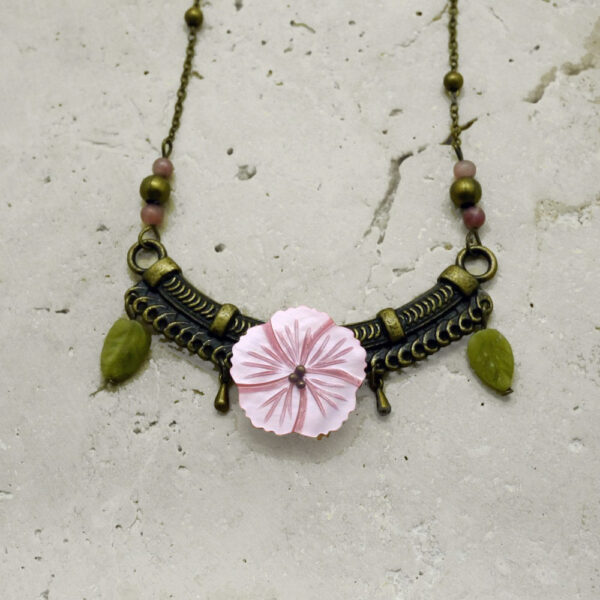 Collier ethnique à la forme de sakura japonais en pierres semi-précieuses