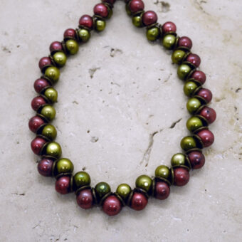 Collier ras-de-cou en perles de cultures, pierres semi-précieuses vert et rouge