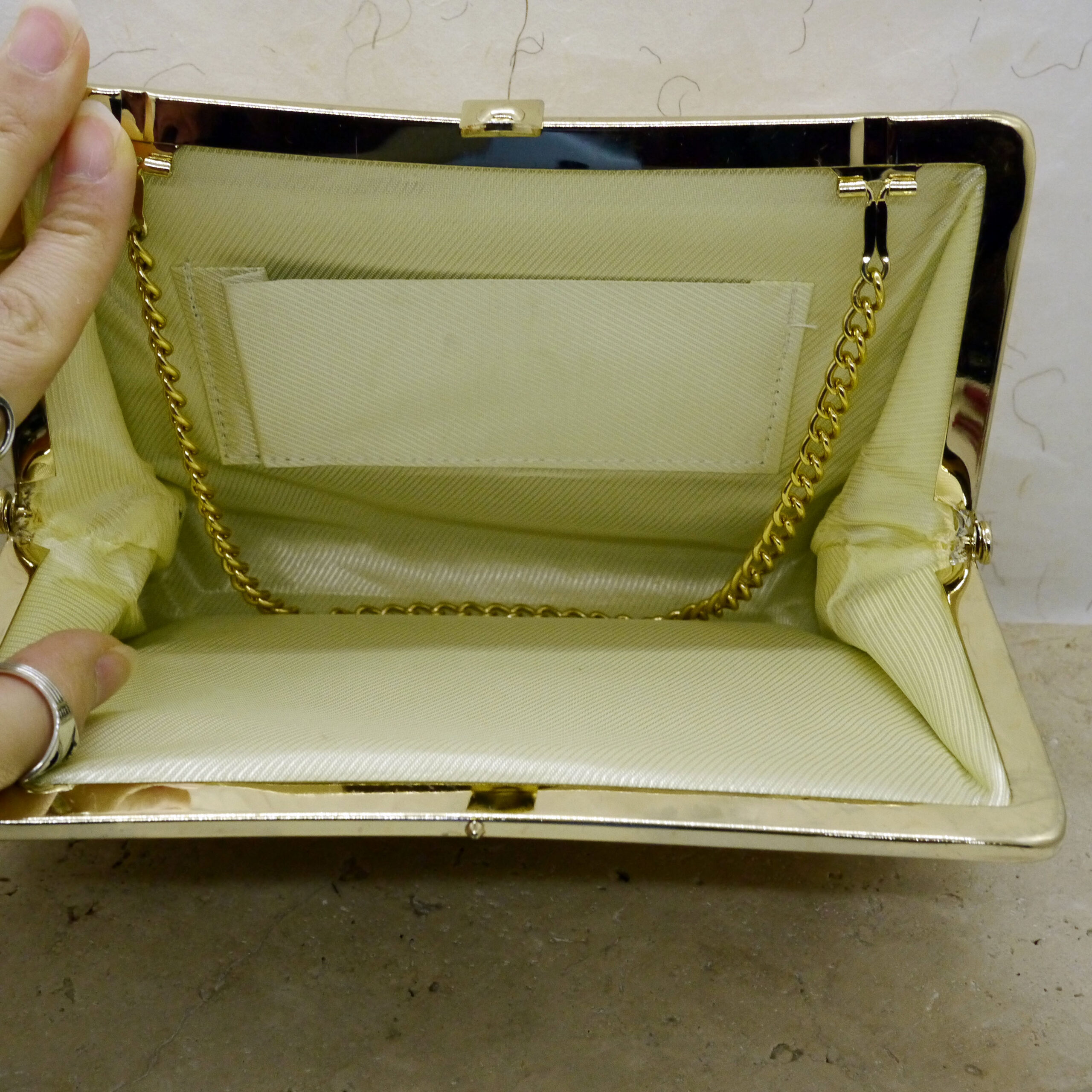 Intérieur d'un sac japonais doublé en soie vintage avec encadrement doré