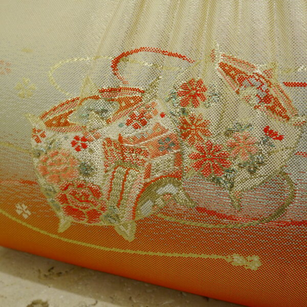 Motif traditionnel et japonais d'un sac en soie vintage