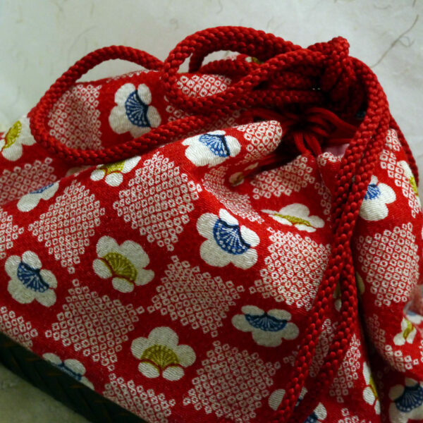 Sac japonais traditionnel en soie rouge et à motifs fleuris