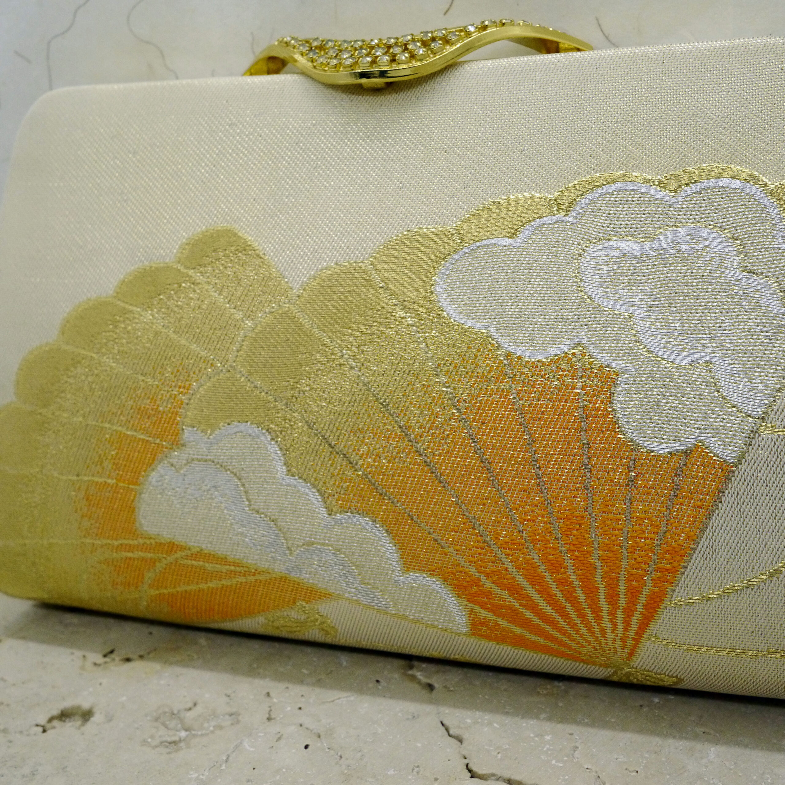 Détails des broderies présents sur un sac japonais vintage, motif d'éventails