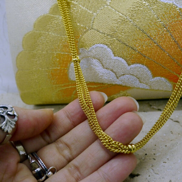 Photo détaillée de la chaîne dorée du sac japonais vintage