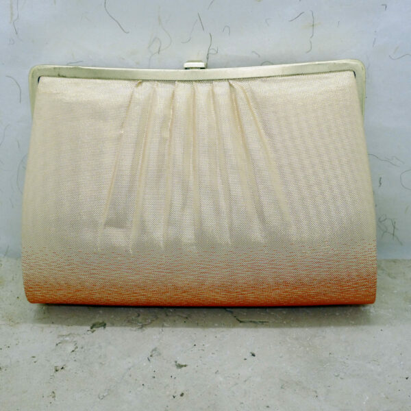 Photo de l'arrière d'un sac japonais vintage fait de soie