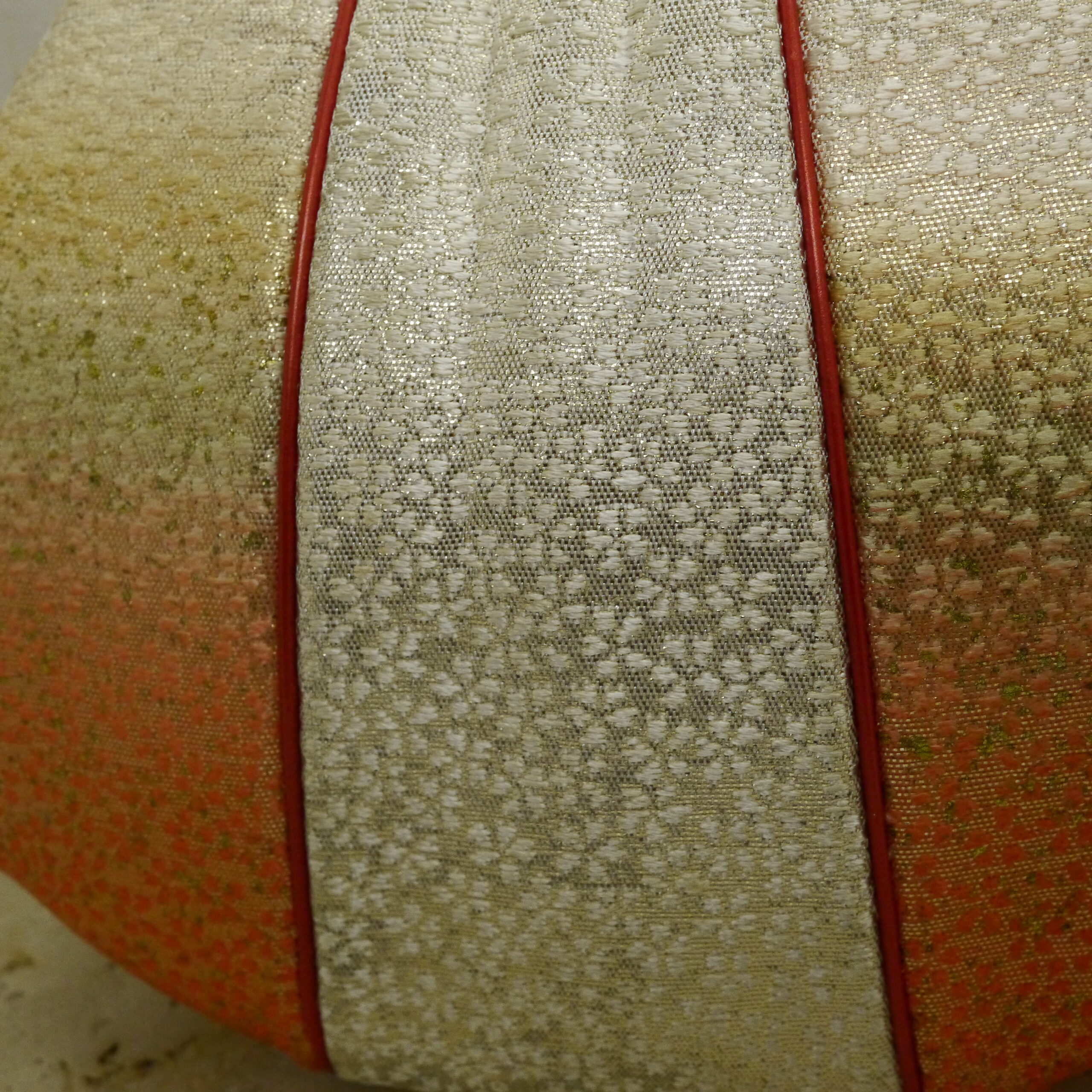 Photo de la soie tissée et comprenant des fleurs de sakura japonais