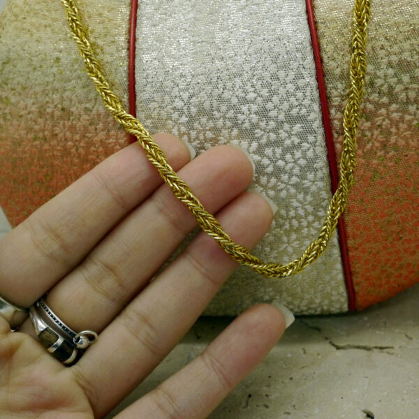 Photo de la chaîne d'un sac artisanal vintage en soie
