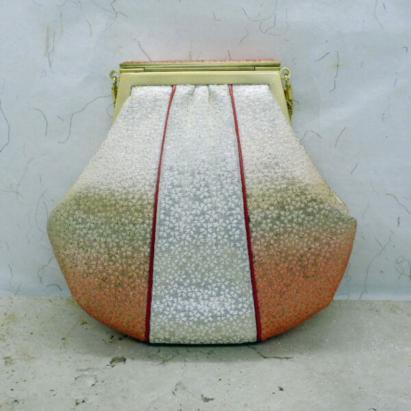 Photo de l'arrière d'un sac artisanal japonais en soie provenant d'une friperie