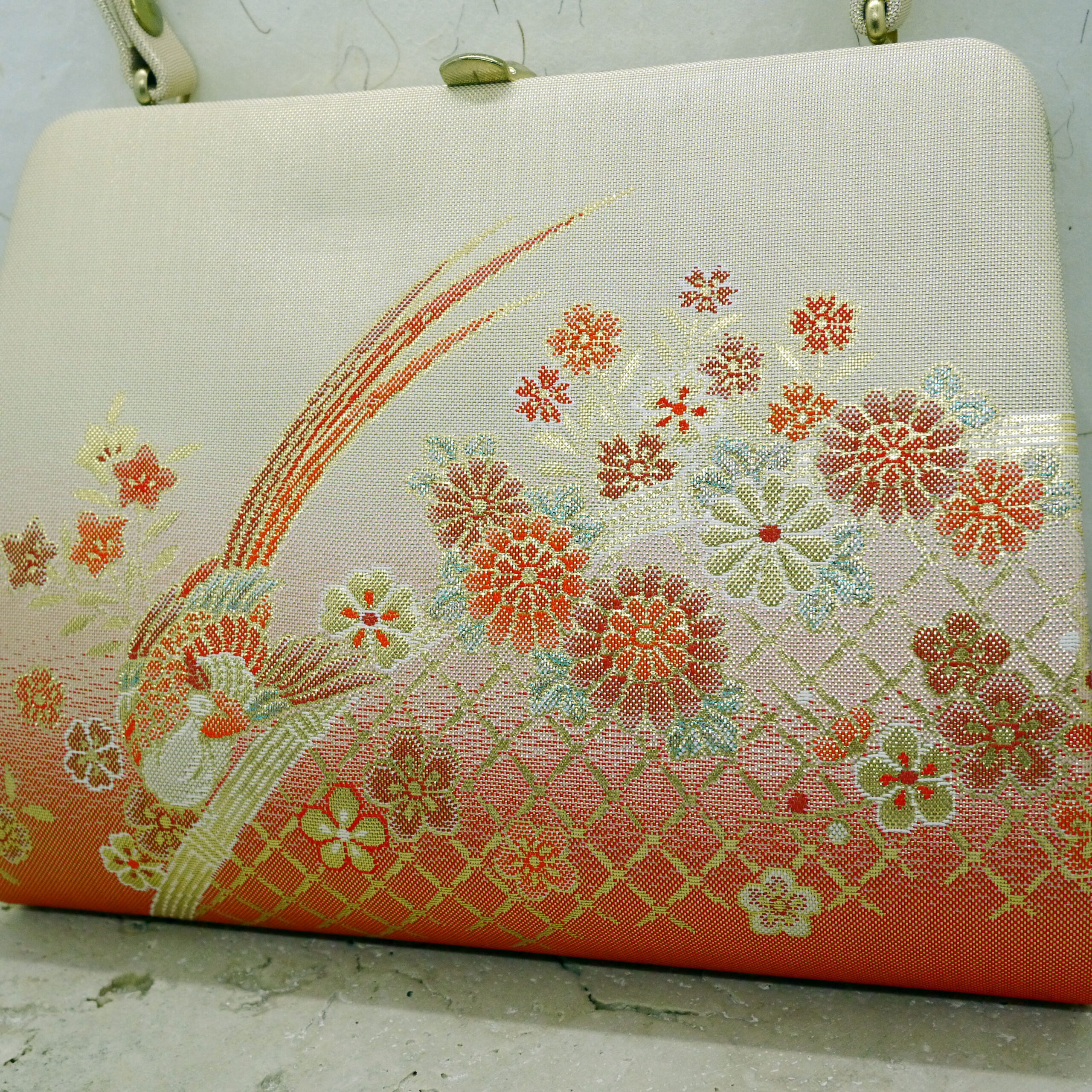 Photo close-up d'un sac japonais en soie fait artisanalement
