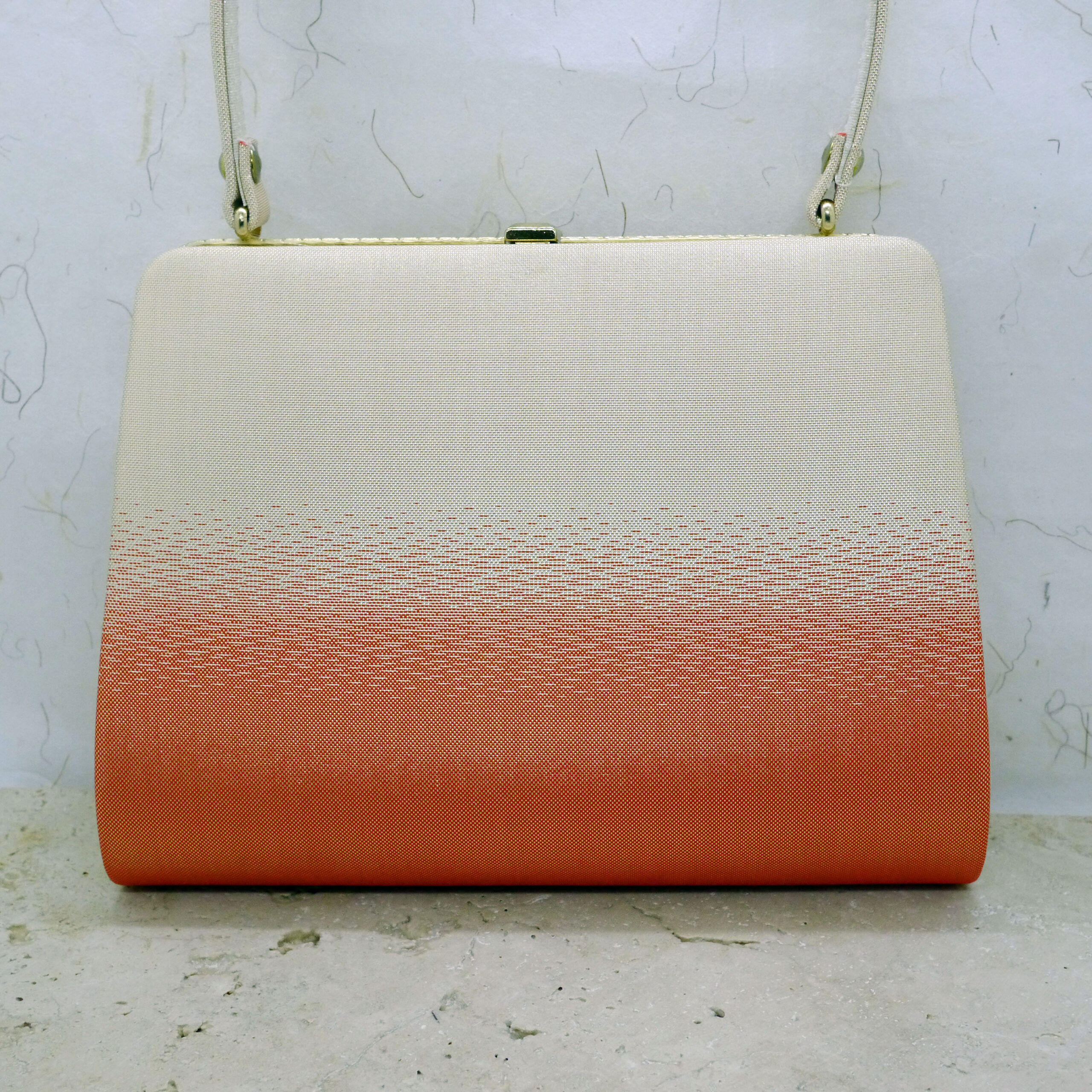 Photo de l'arrière d'un sac vintage japonais en soie