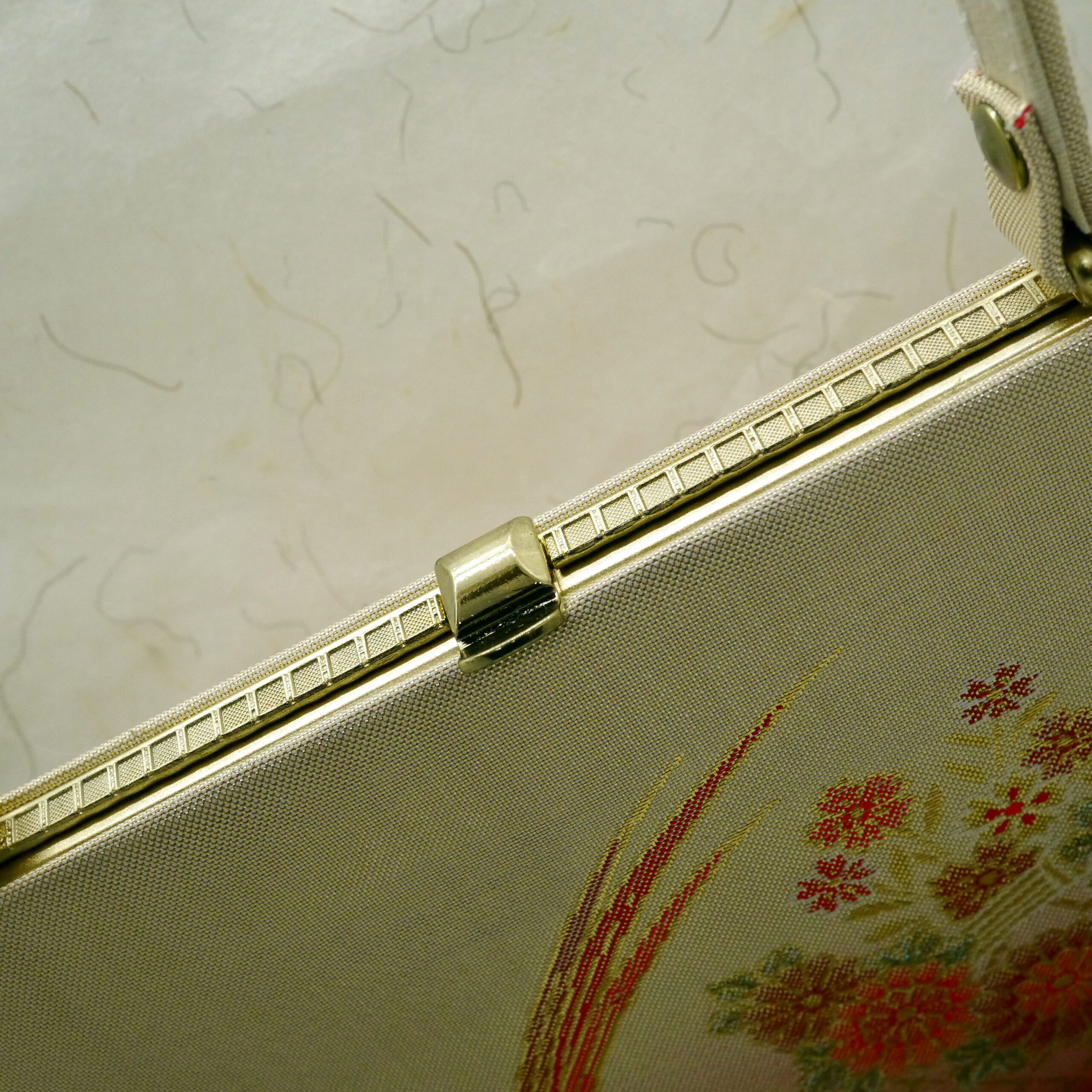Photo rapprochée du fermoir d'un sac japonais