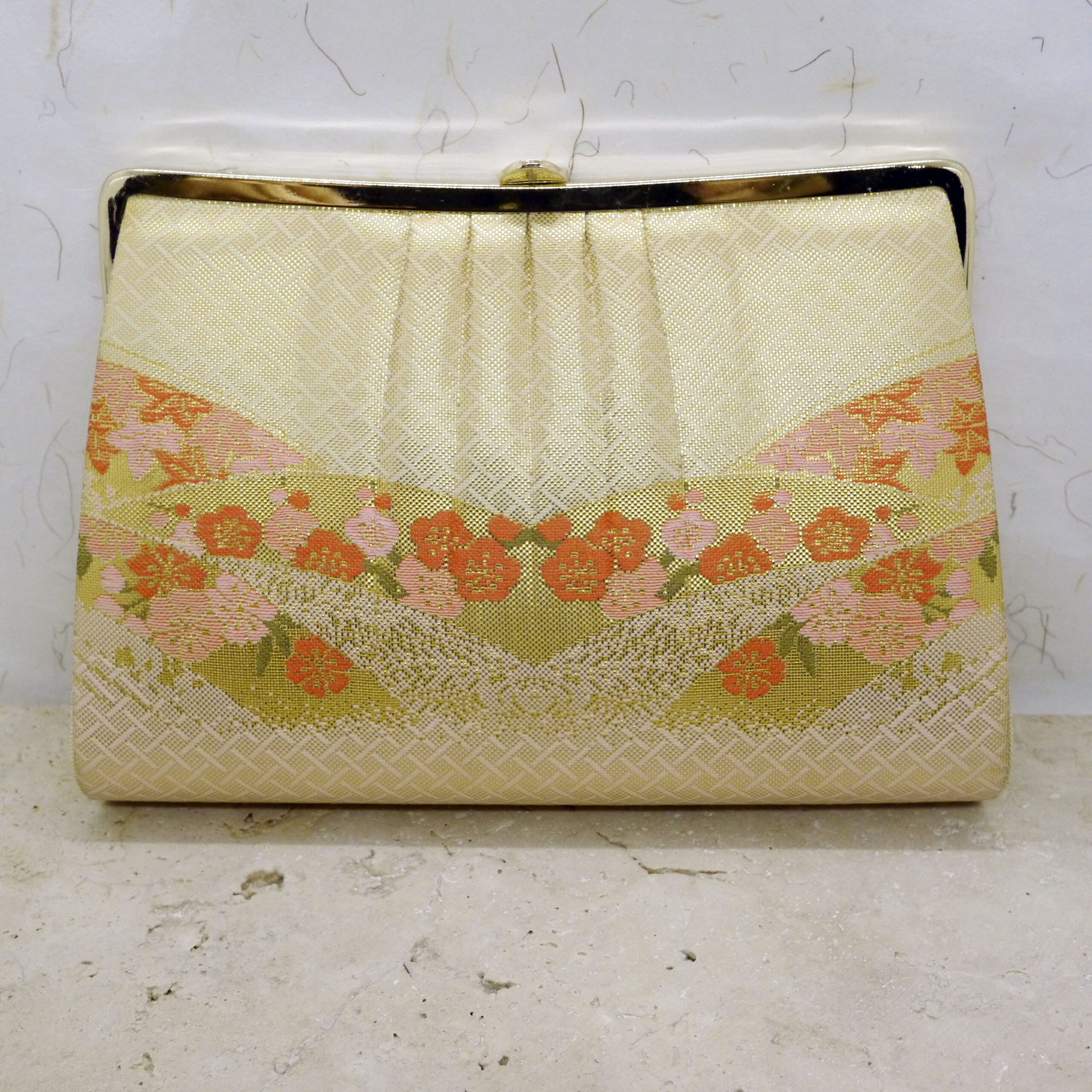 Photo de l'avant d'un sac en soie japonais vintage