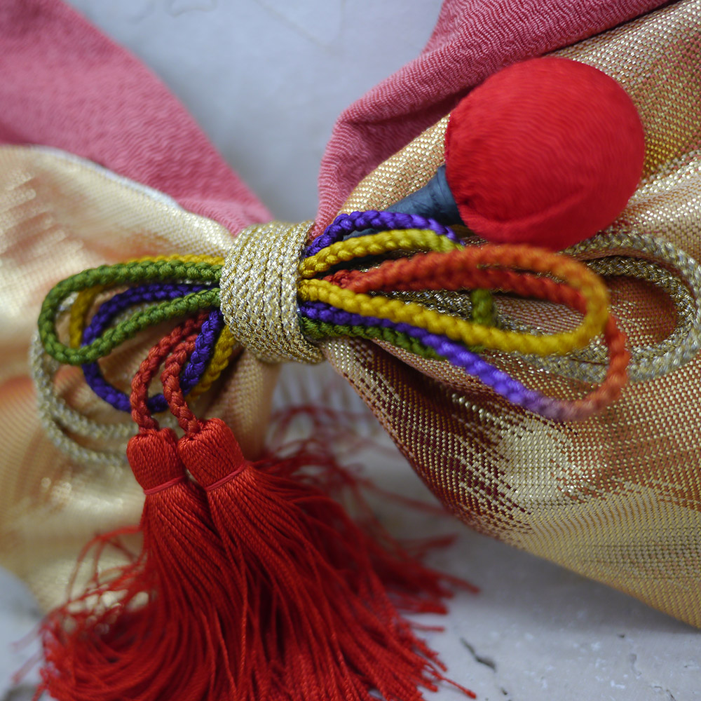 Photo détaillée d'un accessoire à cheveux kanzashi japonais