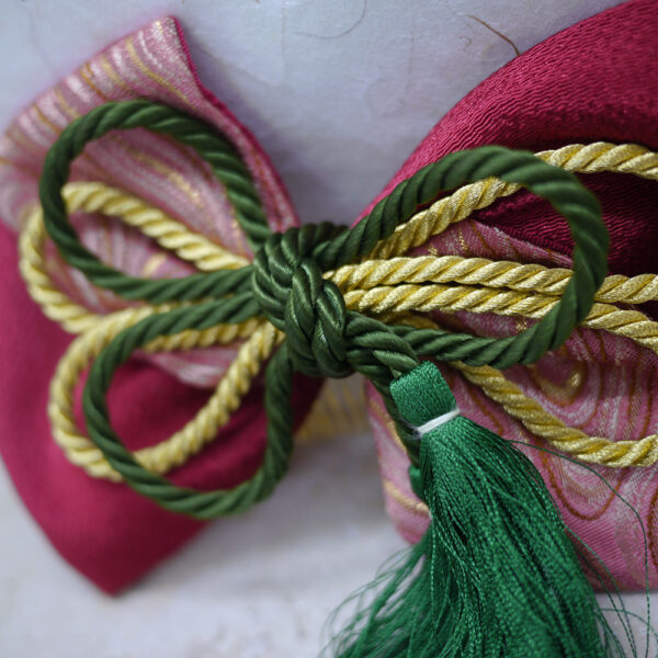 Photo rapprochée d'un noeud japonais en soie vintage