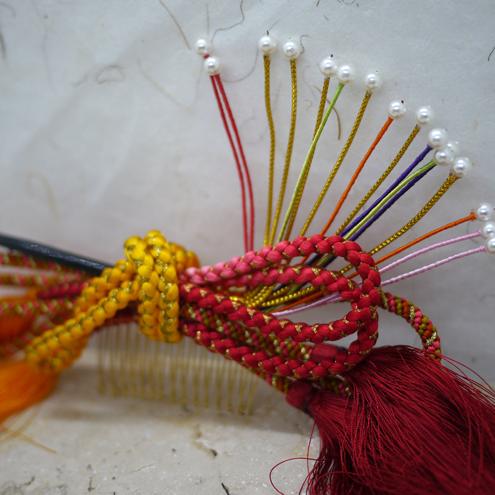 Accessoire à cheveux japonais fait de cordons en soie kumihimo