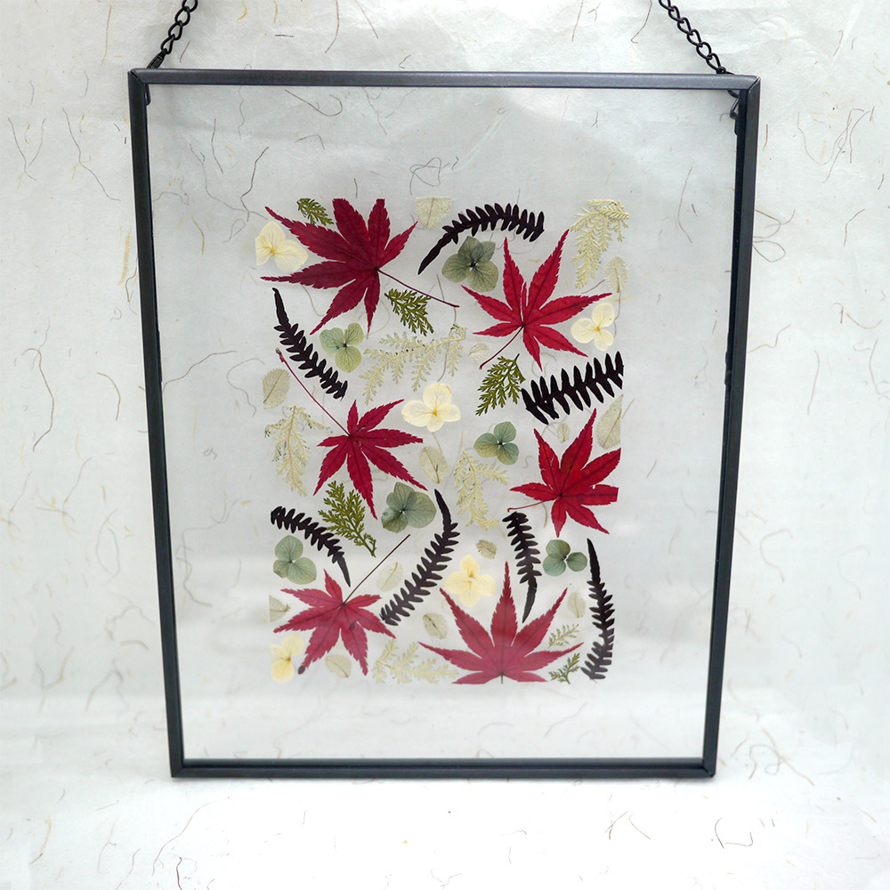 Grand herbier en tableau artisanal fait de feuilles et fleurs séchées