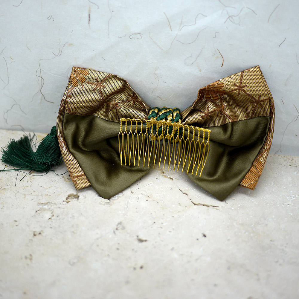 Arrière d'un accessoire à cheveux vintage japonais fait en soie