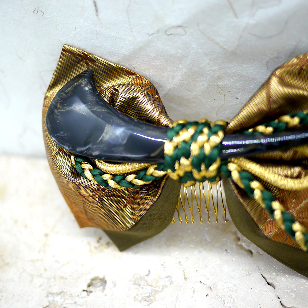 Barrette à cheveux en forme de nœud fait en soie et entièrement à la main