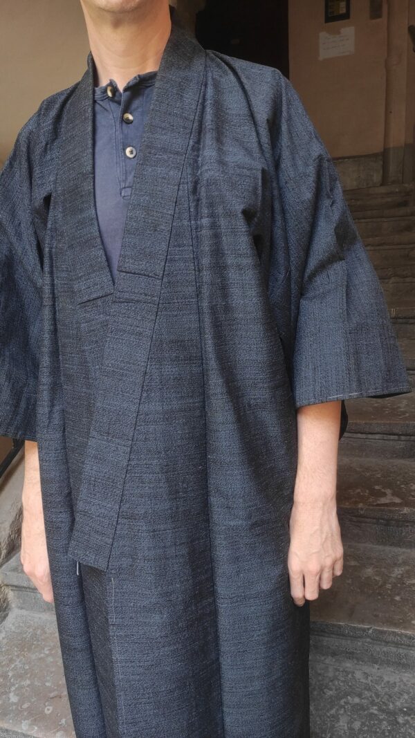 Un kimono japonais en soie de couleur bleu jean