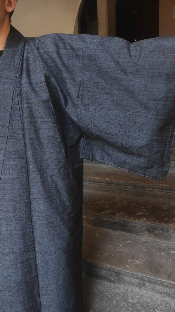 Photo de la manche d'un kimono en soie de couleur bleu