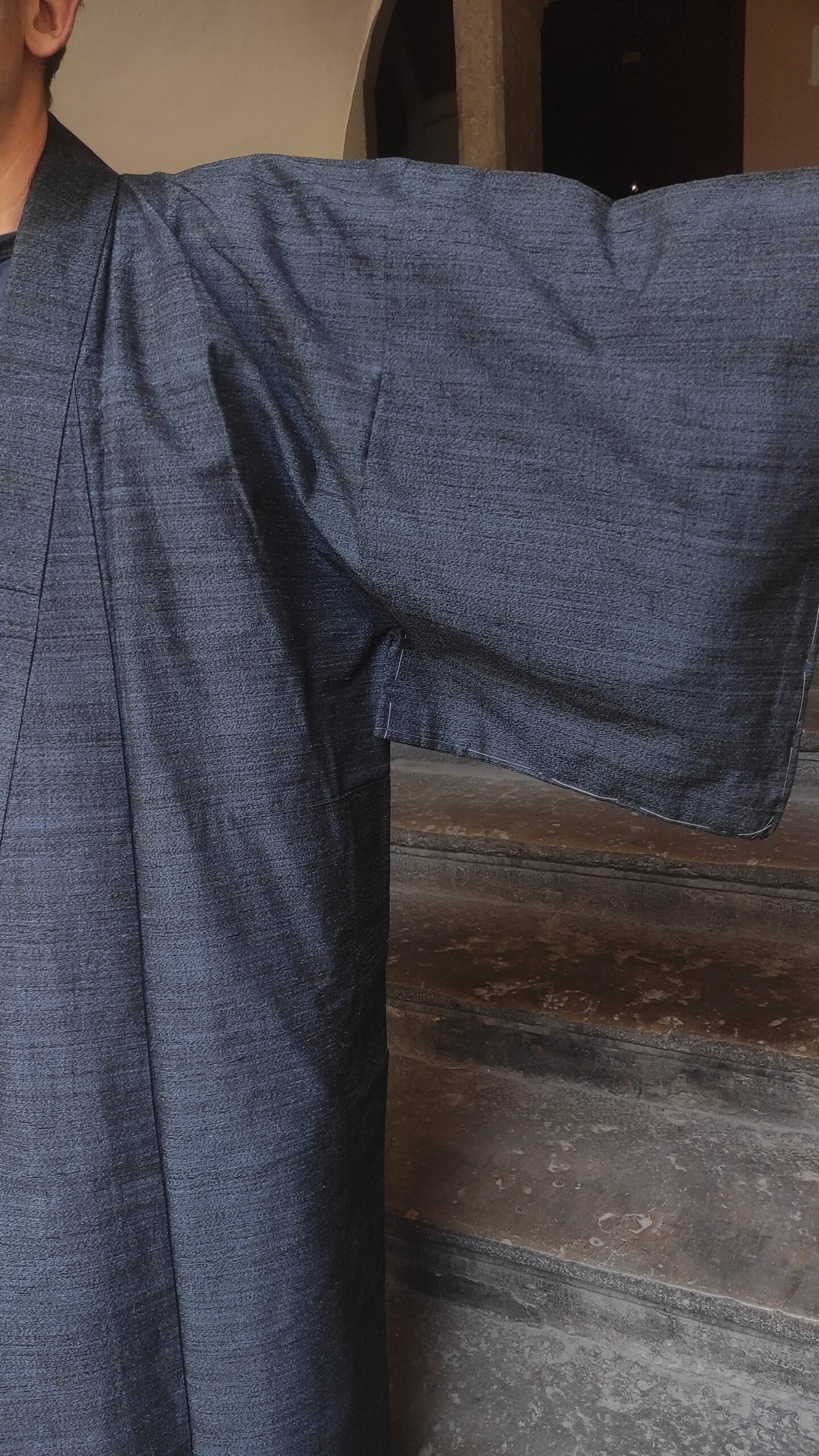 Photo de la manche d'un kimono en soie de couleur bleu