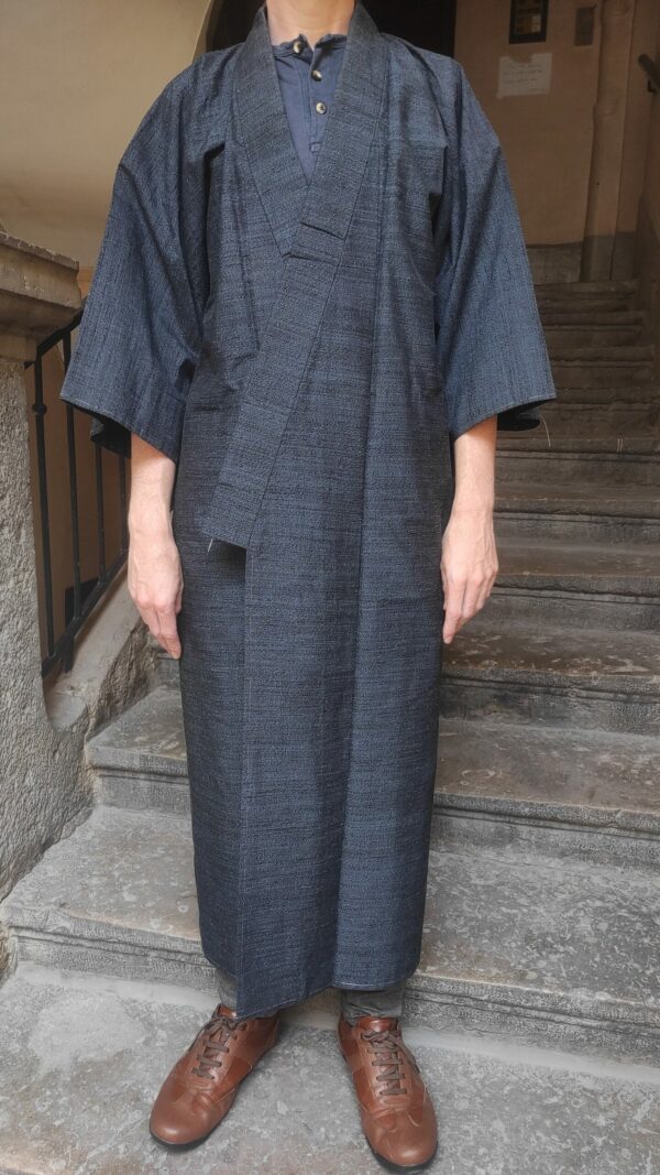 Kimono japonais vintage en soie porté par un mannequin homme