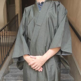 Long kimono japonais vintage en soie grise