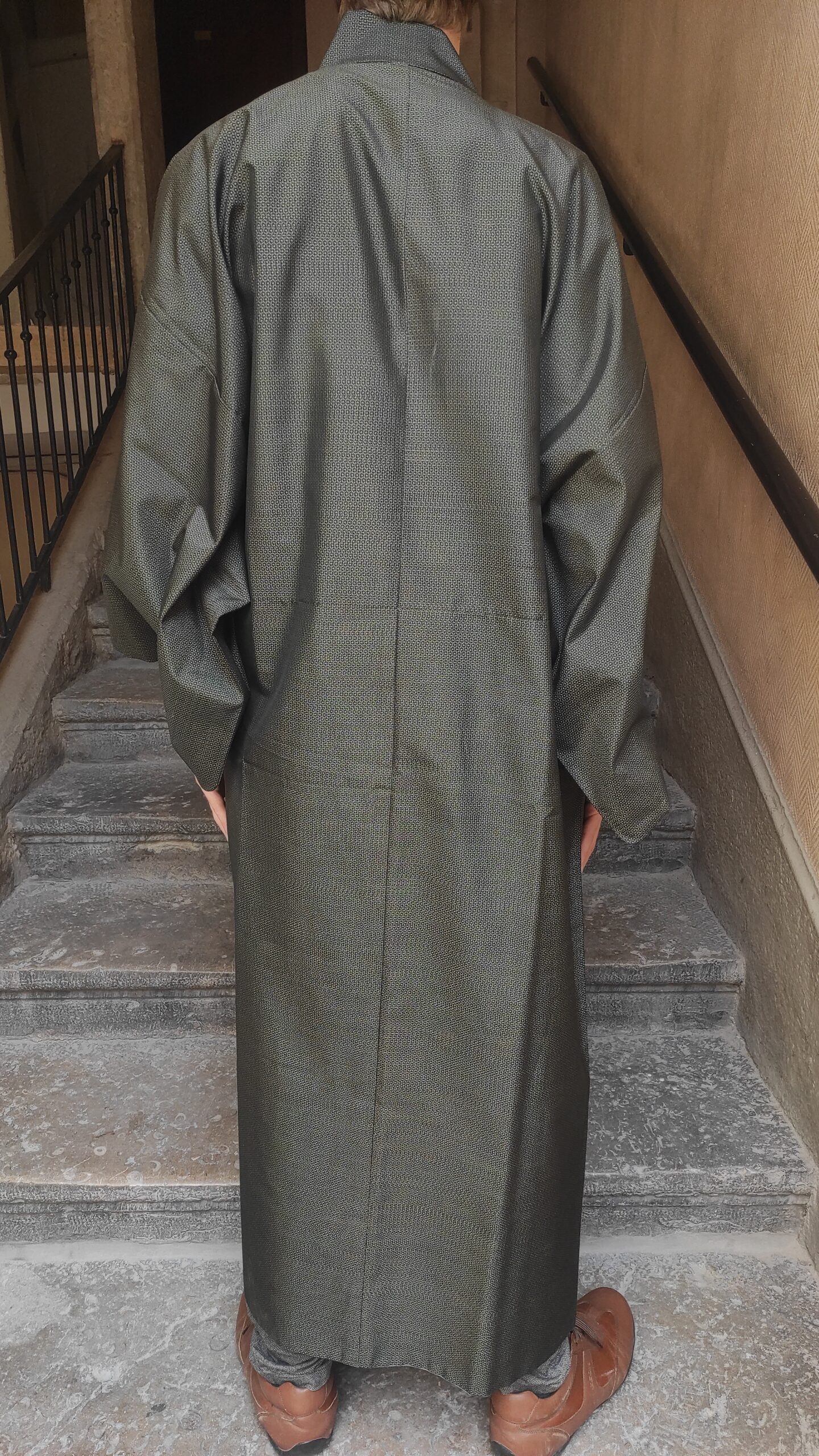 Image de l'arrière d'un kimono en soie pour homme