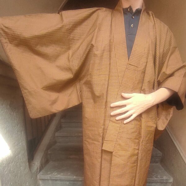 Photo d'un kimono japonais en soie à motif de carreaux