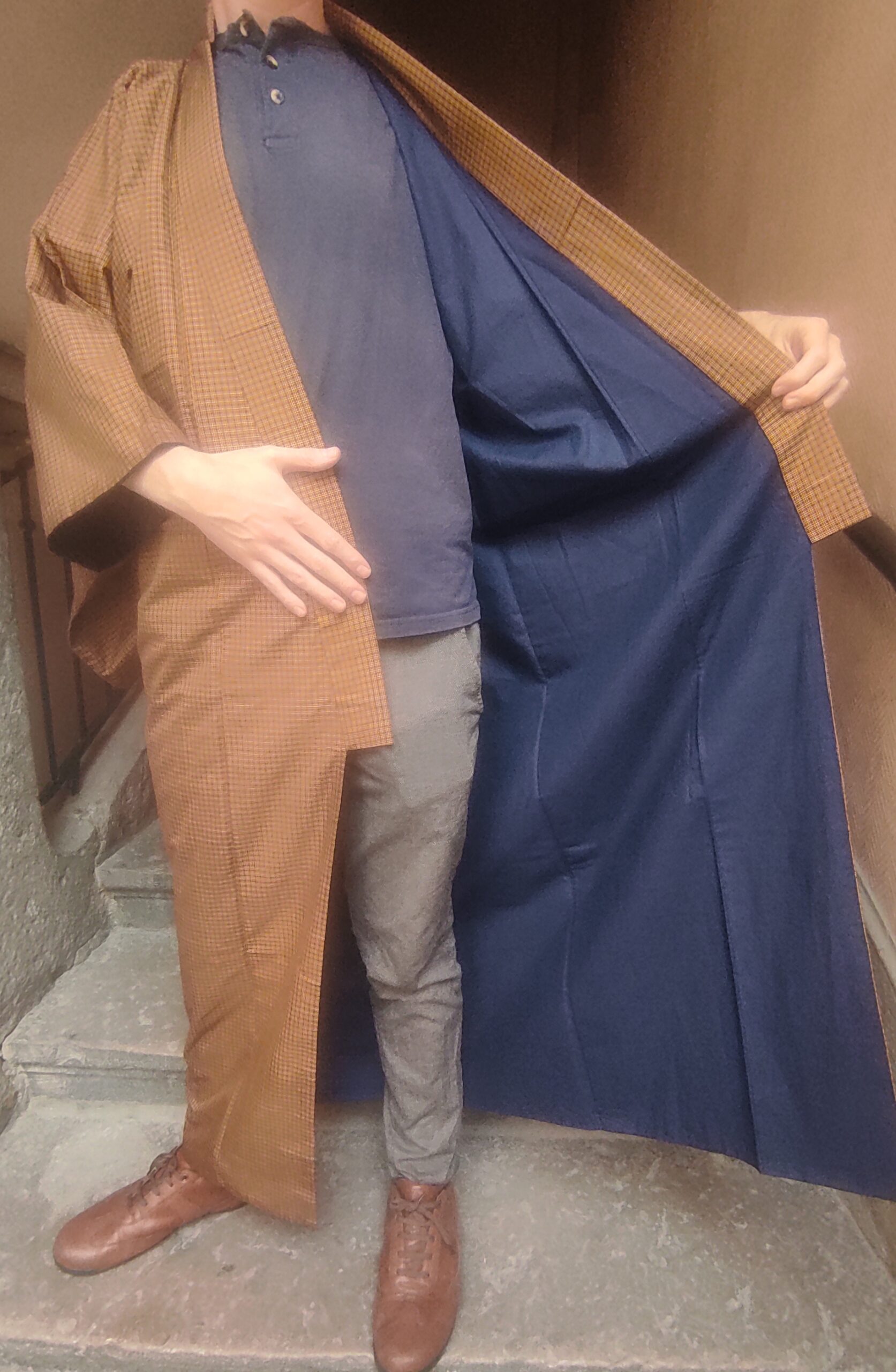 Kimono en soie géométrique avec doublure bleue