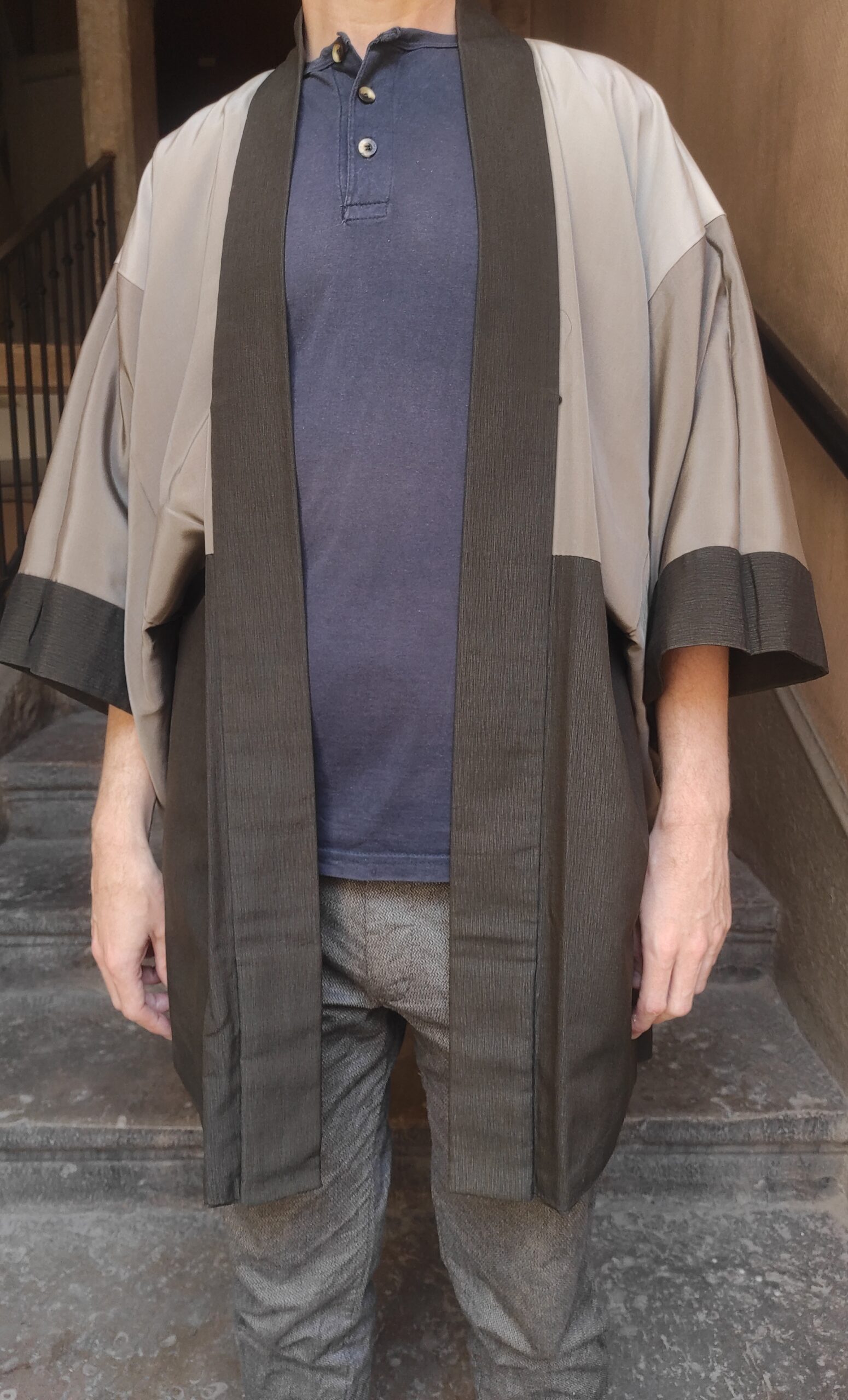 Photo de l'intérieur d'un kimono japonais en soie dont la doublure est bicolore