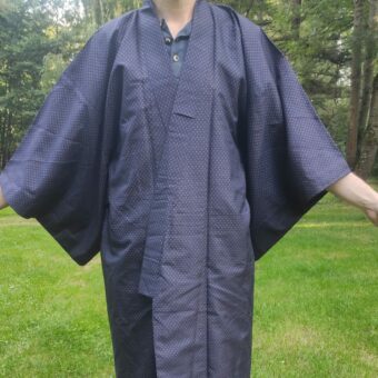 Photo d'un kimono japonais en soie bleu à motif de pois