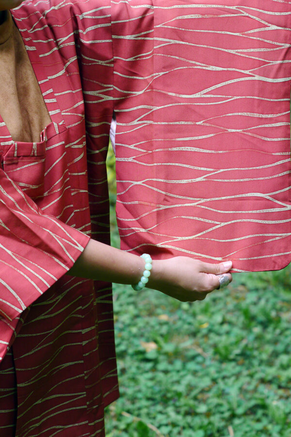 Photo de la manche d'un kimono japonais en soie rose