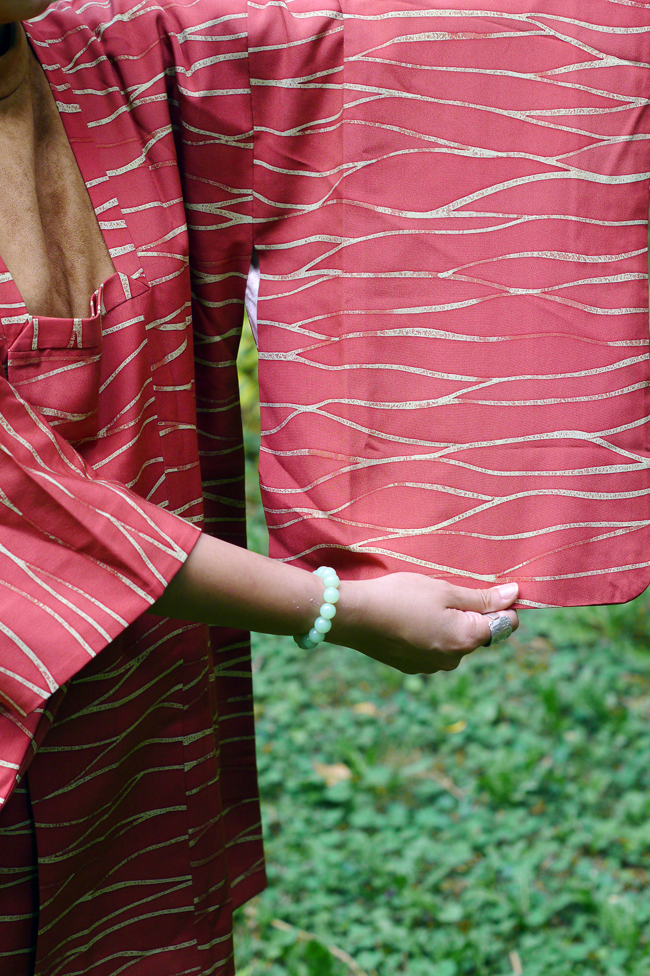 Photo de la manche d'un kimono japonais en soie rose