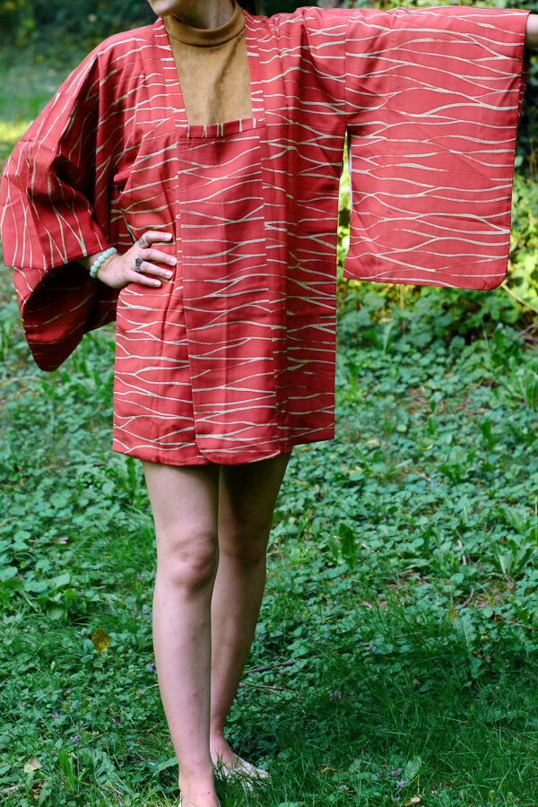 Photo d'une veste de kimono en soie à encolure carrée