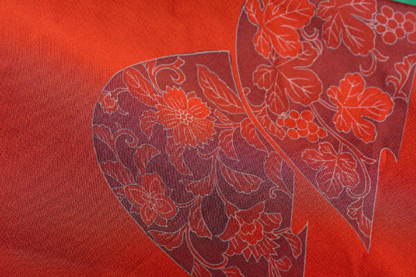 Photo en gros plan d'un kimono japonais en soie orange à motif de montagne