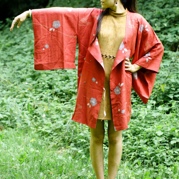 Photo d'un kimono japonais à manches longues en forme de papillon