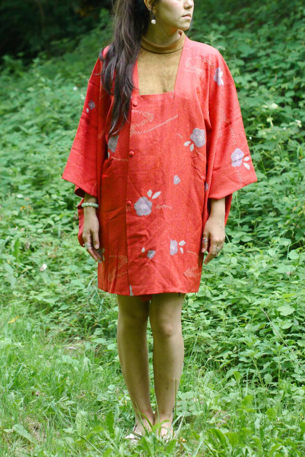 Veste de kimono en soie rose saumon à motif fleuri
