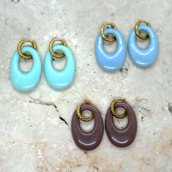 Boucles d'oreilles pendantes colorées de style 1970